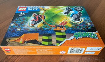 LEGO City 60299 STUNTZ 2 kaskadérské motorky na setrvačník - 3