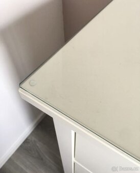 KOMODA IKEA HEMNES V LESKU S OCHRANNÝM SKLEM - 3