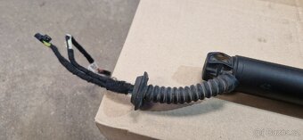 Elektrická vzpěra superb 2 pravá 3TO827852B original - 3