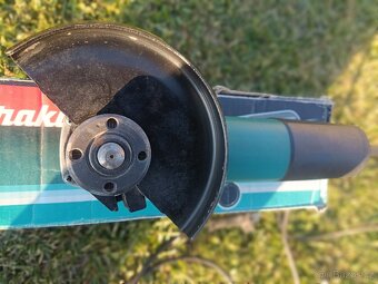 MAKITA 9558HN Úhlová bruska - 3