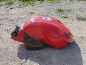 Aprilia Tuono Rsv - nádrž , komplet plasty - 3
