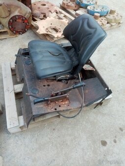 Zetor 7011 plech pod sedacku. - 3