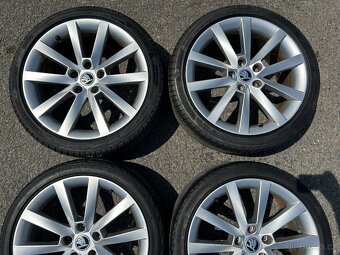 Original letni kola Skoda Alaris 5x112 7,5J ET51 225/40 R18 - 3