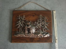 3D kovový  obrázek bobra v lese  na dřevěné desce s retizkem - 3