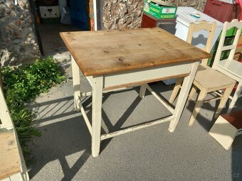 Starý stůl a židle - 3