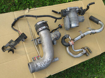 RB25DET Neo - škrticí klapka, crossover J pipe, BOV, trubky - 3