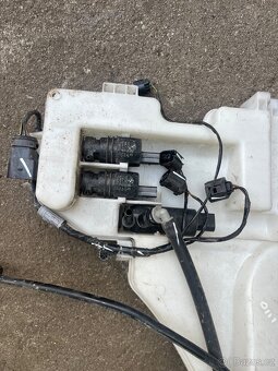 BMW X5 E70 nádržka ostřikovačů - 3