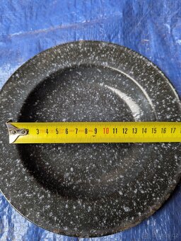 Staré smaltované talíře z koloniálu c. nabídněte - 3