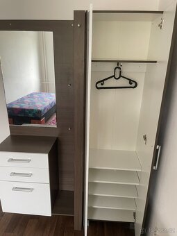 šatní skříň se zrcadlem / komoda bílá / regál hnědý - 3