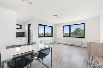 Pronájem bytu 2+kk 66 m², OV, Praha 9 – Vysočany - 3