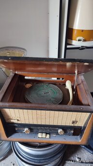 Staré rádio s gramofonem a školni globus - 3
