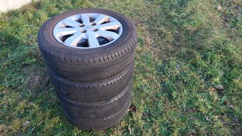 Prodám sadu letních pneu na ORG. ALU discích Toyota Yaris - 3