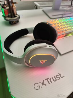 Herní PC + příslušenství a židle se stolem - 3
