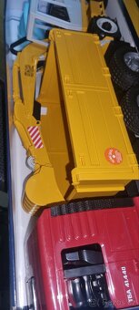 Bruder Nákladní auto MAN TGA s bagrem Liebherr, 1:16 - 3