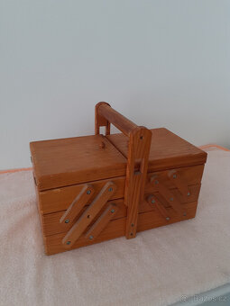 Stará dřevěná skříňka na šitíčko - 3