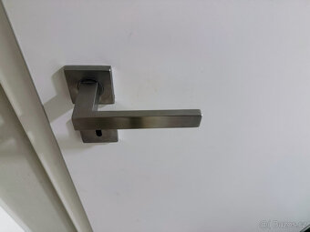 Interiérové bílé plné dveře Sapeli + obložky – SPĚCHÁ - 3
