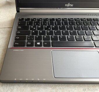 Fujitsu Lifebook E736 - 3