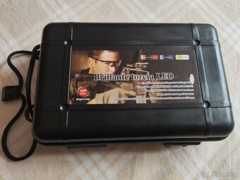 Výkonná LED taktická svítilna - 3