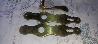 Mosazné kování štítky a kliky. - 3