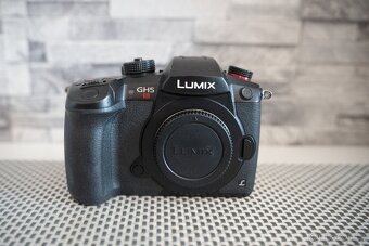 Panasonic GH5S + 2 objektivy + příslušenství - 3