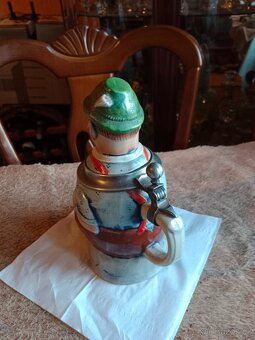 Pěkný,starý ,figurální korbel-harmonikář - 3