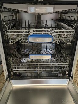 Myčka nádobí Bosch vestavná 3x koš - 3