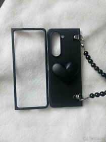 Černý kryt s 3D srdcem na Z fold 5 - 3