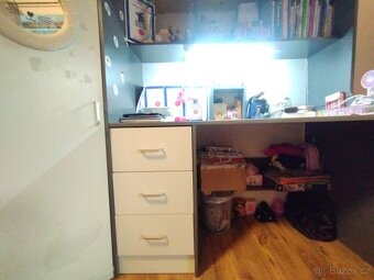 Vyvýšená postel včetně stolu a skříně - 3