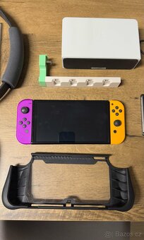 Nintendo Switch OLED s příslušenstvím - 3