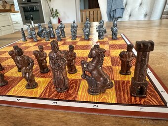 Prodám kovové figurky na šachy 32 ks - 3