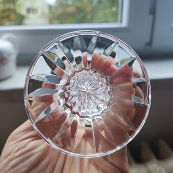 menší broušena váza na jeden květ - 3