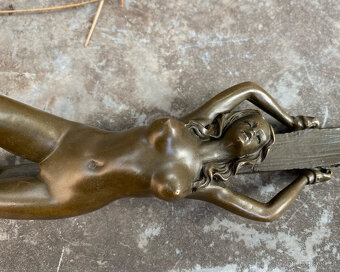 Bronzová socha nahá dívka erotické těžítko akt - 3