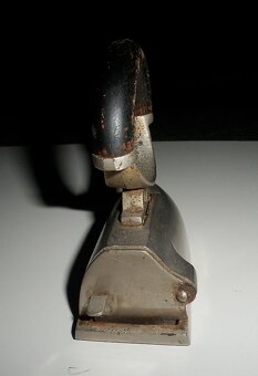 Starožitná menší žehlička s nahřívací cihličkou - 3