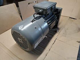 Elektromotor s převodovkou Lenze; 1,5 kW, 502 ot/min; brzda - 3