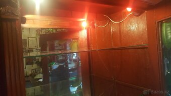 Dřevěná prosklená vitrýna - 3