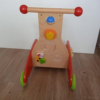 Dětské dřevěné chodítko HAPE - 3