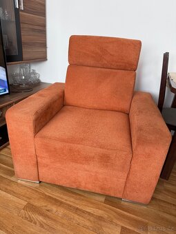 Oranžové křeslo - 3
