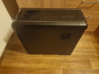 PC z monitorem a příslušenství - 3