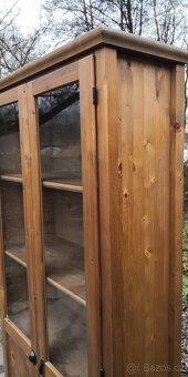 Masivní policová knihovna - vitrína - 3