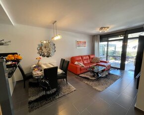Vila s terasou a bazénem, Španělsko - 3