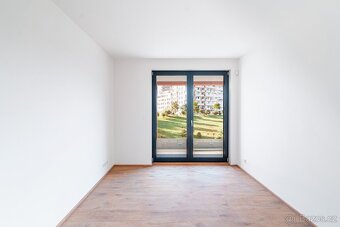 Prodej bytu s balkonem, lodžií, parkováním a sklepem v novos - 3