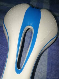 Sada na kolo - sedlo,držák,zvonek,ventilky a šroub - 3