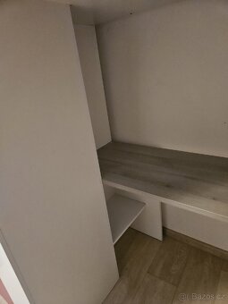Prodám 2x patrovou postel se stolem a skříní - 3