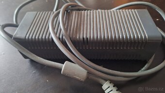 Xbox 360 s bezdrátovým ovladačem a zdrojem - 3