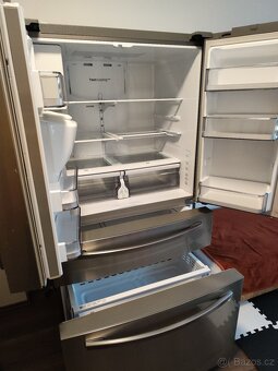 Americká lednice, dětské kolo, myčka nádobí a jídelní stůl. - 3