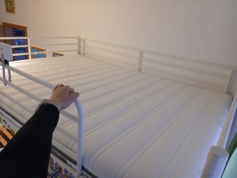 Kovová vyvýšená postel včetně matrace a zábrany 140×200 - 3