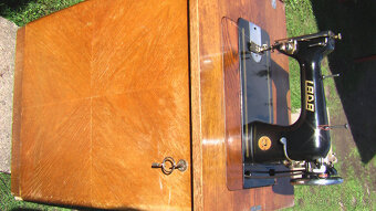 ŠICÍ STROJ LADA - ve SKŘÍŇCE - 3