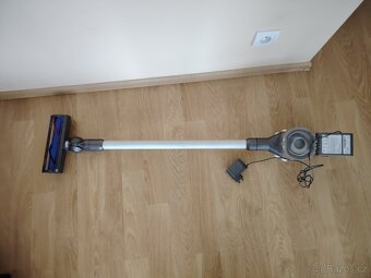 Tyčový vysavač Dyson V7 Cord Free - 3