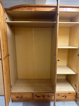 Dřevěná šatní skříň - 3
