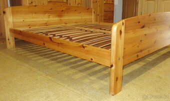 Borovicová postel s lamelovými rošty - celomasiv - 3